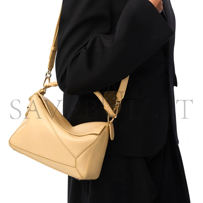 LOEWE SMALL FEATHERLIGHT PUZZLE BAG IN NAPPA LAMBSKIN A510PLSX01 (24*16.5*10.5cm) LOEWE SMALL FEATHERLIGHT PUZZLE BAG IN NAPPA LAMBSKIN A510PLSX01 (24*16.5*10.5cm)